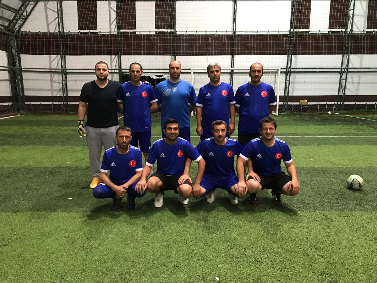 Turnuvada 2.müsabakamızı oynadık.Hükümet Konağıspor:6.Dedelerspor:6.Skordan daha önemlisi dostluğun kazanmasıydı.Turnuva bu anlamda da çok güzel geçiyor.Emeği geçen Taraklı Kaymakamlığımıza,Taraklı Belediyemize,Taraklıspor yönetimine teşekkür ederiz.