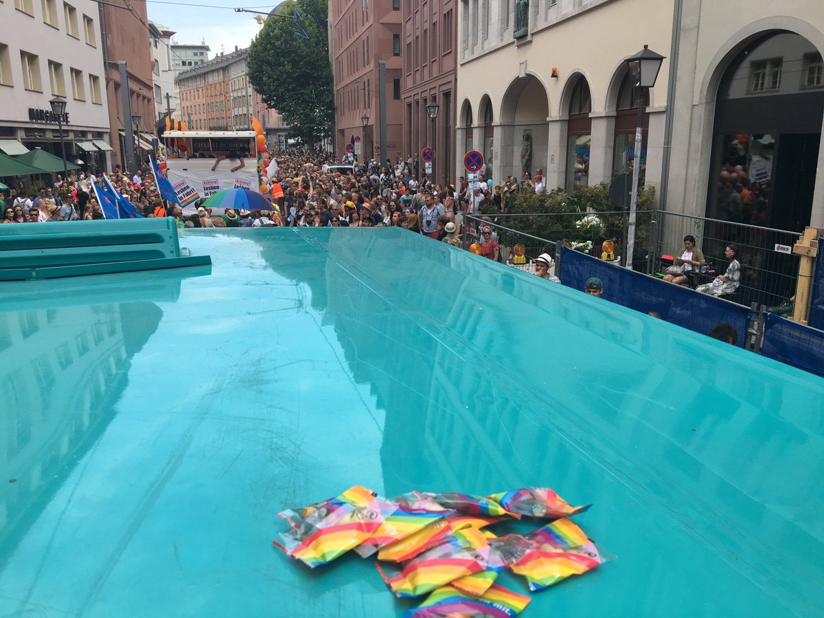 Ein buntes Hallo von der #CSD-Demo durch #Frankfurt! Wer von euch hat unseren #Regenbogen-Bus schon gesehen und ein paar von unseren bunten Bohnen gefangen? 🏳️‍🌈🏳️‍🌈