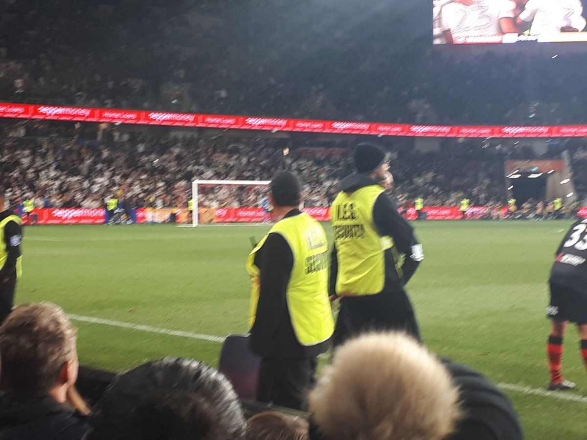 Dmixtaaa's tweet image. @BankwestStadium @wswanderersfc
Great night, so close to action. Too bad NHS Security thought they needed to stand, in front of their SEATS. So the people who paid top dollar could see fuck all of the action on the pitch coz of these brainless wannabe cardboard cops.
#WSWvLUFC
