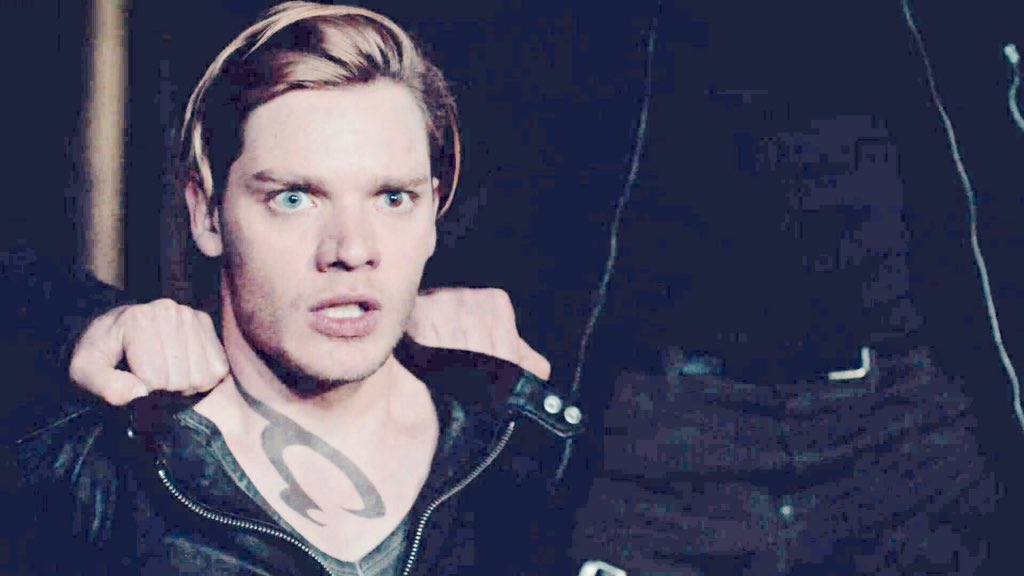 xheavenlyclace's tweet photo. #ClaceAppreciationWeek
day 6: favourite "fight sequence"
I loved the lake scene where Jace was so afraid of Clary getting killed and he ignited his runes to save her and then killed their enemies together, that was some badass couple action. https://t.co/p34KVDU57G