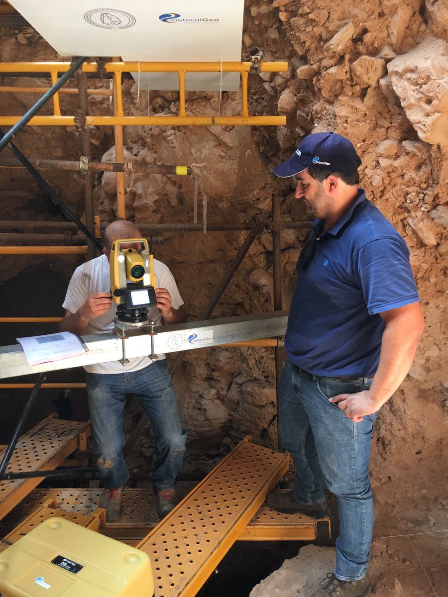 MarianoVLopez's tweet photo. Gracias a @MetricalGeo ya tenemos la estación preparada para coordenar los hallazgos. El corte superior está listo para la comenzar la excavación. #SimaPalomas2019 #TorrePacheco #Neanderthal. https://t.co/OYz46hwYLG