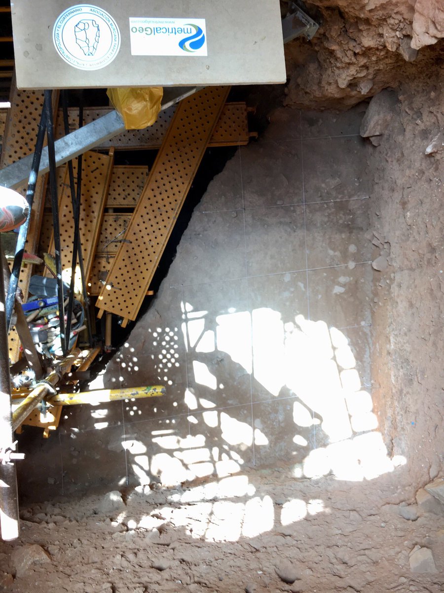 MarianoVLopez's tweet photo. Gracias a @MetricalGeo ya tenemos la estación preparada para coordenar los hallazgos. El corte superior está listo para la comenzar la excavación. #SimaPalomas2019 #TorrePacheco #Neanderthal. https://t.co/OYz46hwYLG