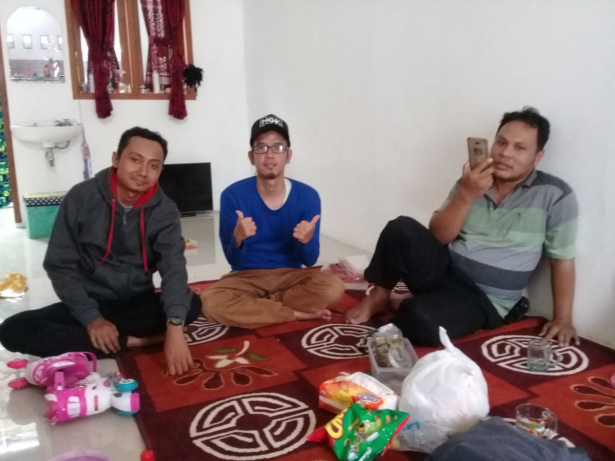 Sudastika's tweet photo. Silaturahmi lintas generasi, junior-senior. Satu jurusan, beda angkatan #Silaturahmi #HMI #Kahmi #Cirebon #Jogja #UIN #PerbandinganAgama #ushuluddin https://t.co/DsrbXVVZvx