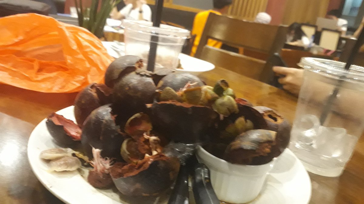 DMMBangeles's tweet photo. Baklang kanal @ 4th Street. Is beri lami is the mangosteen! #skwaa https://t.co/OOP87MHRKv