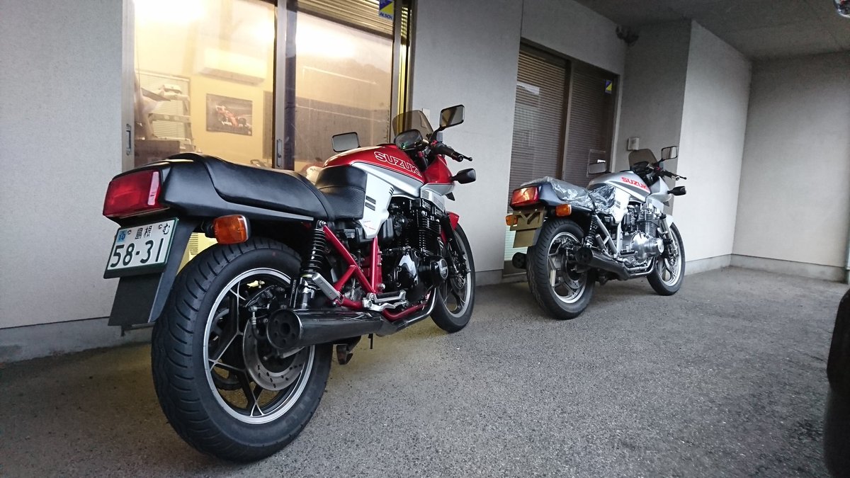 takubo25's tweet image. 配達先で盗難車見つけたら警察に感謝状と記念品を頂きました💦
その後Y'sさんのコレクションのカタナに跨がるというとても貴重な体験をすることができ感動しました！ありがとうございます！ほんとカタナかっこいい♪