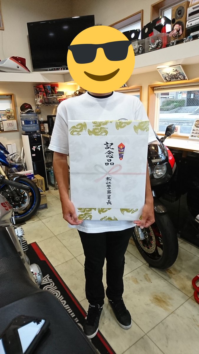 takubo25's tweet image. 配達先で盗難車見つけたら警察に感謝状と記念品を頂きました💦
その後Y'sさんのコレクションのカタナに跨がるというとても貴重な体験をすることができ感動しました！ありがとうございます！ほんとカタナかっこいい♪