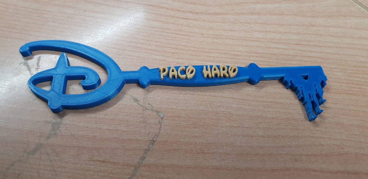 Afriki__'s tweet image. Le hemos mandado un #magicmail al #abuelobeige y ha puesto el regalo en un sitio de honor ✨😍