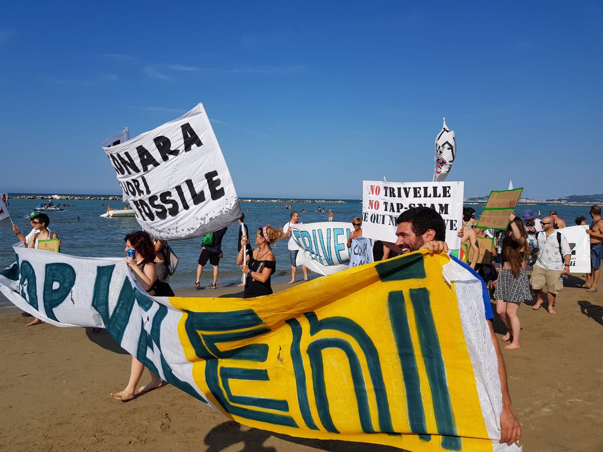 global_project's tweet photo. #20luglio Per il clima #fuoridalfossile Falconara (An) - Il corteo acquatico e quello terrestre si riuniscono allo stabilimento 'Circo Marinaro' che supporta la mobilitazione #StopVelEni #ClimateJustice #ConApiNonSiVolaPiu https://t.co/zGe2osAxvn