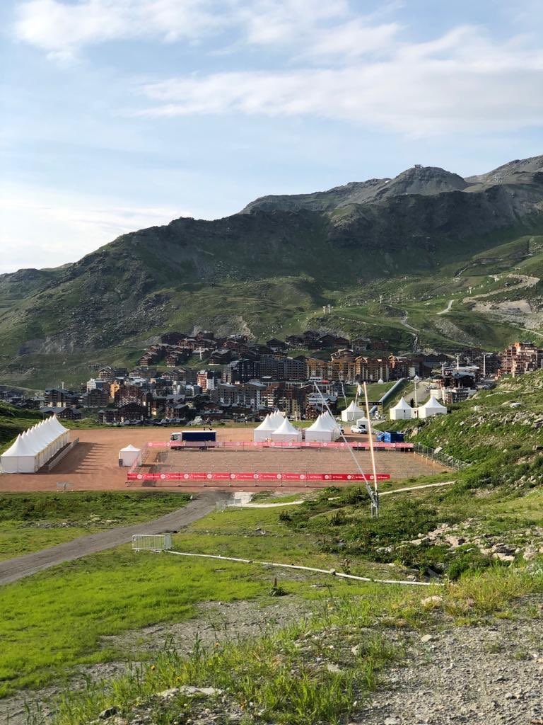 MarieMarsaa's tweet photo. Boulot de titan de la part de toutes les équipes ! @Val_Tho est prêt à accueillir les 15 000 cyclistes de @letapedutour demain !!! Soyez forts  💪🏼 https://t.co/mF3158ISHC
