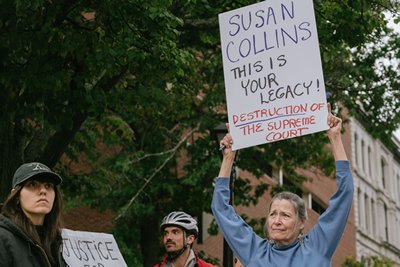 MarilynSarelas's tweet photo. @NanaDavis_46 #GoodbyeSusanCollins
#MePolitics
First picture is across from Collins's office in Portland, Maine, on the evening before the Kavanaugh vote, when we realized she was going to betray her constituents. 2nd picture is me with Lowry Thompson after the vote. She doesn't listen. https://t.co/b5hj54fsmY