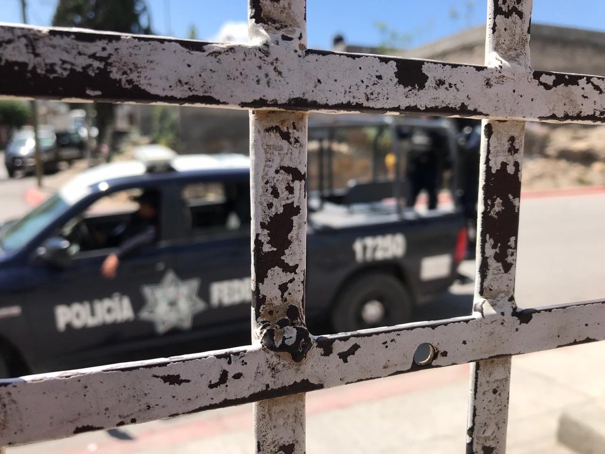 *URGENTE* ⁦<a href="/PoliciaFedMx/">Policía Federal Mx</a>⁩ intenta hacer revisión migratoria en la ⁦<a href="/CDMSaltillo/">CasaMigranteSaltillo</a>⁩ bajo el argumento de verificar estatus migratorio de las personas albergadas ⁦<a href="/CIDH/">CIDH - IACHR</a>⁩ ⁦<a href="/CNDH/">CNDH en México</a>⁩ ⁦<a href="/CDHEC/">CDHEC</a>⁩ ⁦<a href="/M_OlgaSCordero/">Olga Sánchez Cordero</a>⁩ ⁦<a href="/A_Encinas_R/">Alejandro Encinas</a>⁩ ⁦<a href="/PBI_Mexico/">Peace Brigades International-México</a>⁩