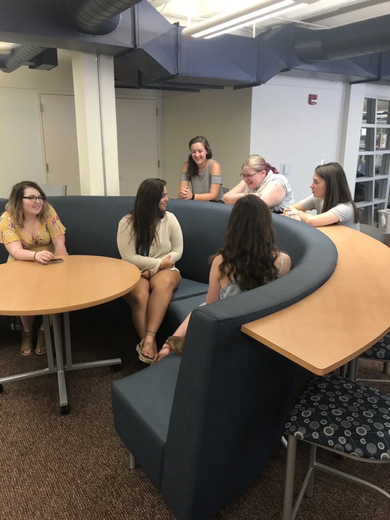 WU_Panhellenic's tweet photo. We broke up into small groups for questions and advice from our executive council and from our Gamma Chis. https://t.co/RnKXc02IzV