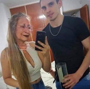 NicoleMincu's tweet photo. -Cariño ,dónde estas? Pq no contestas al teléfono? 
-Estoy aquí con mi abuela .
-No te creo! Me estas mintiendo?
-Mando foto https://t.co/W4AyqDbyBA