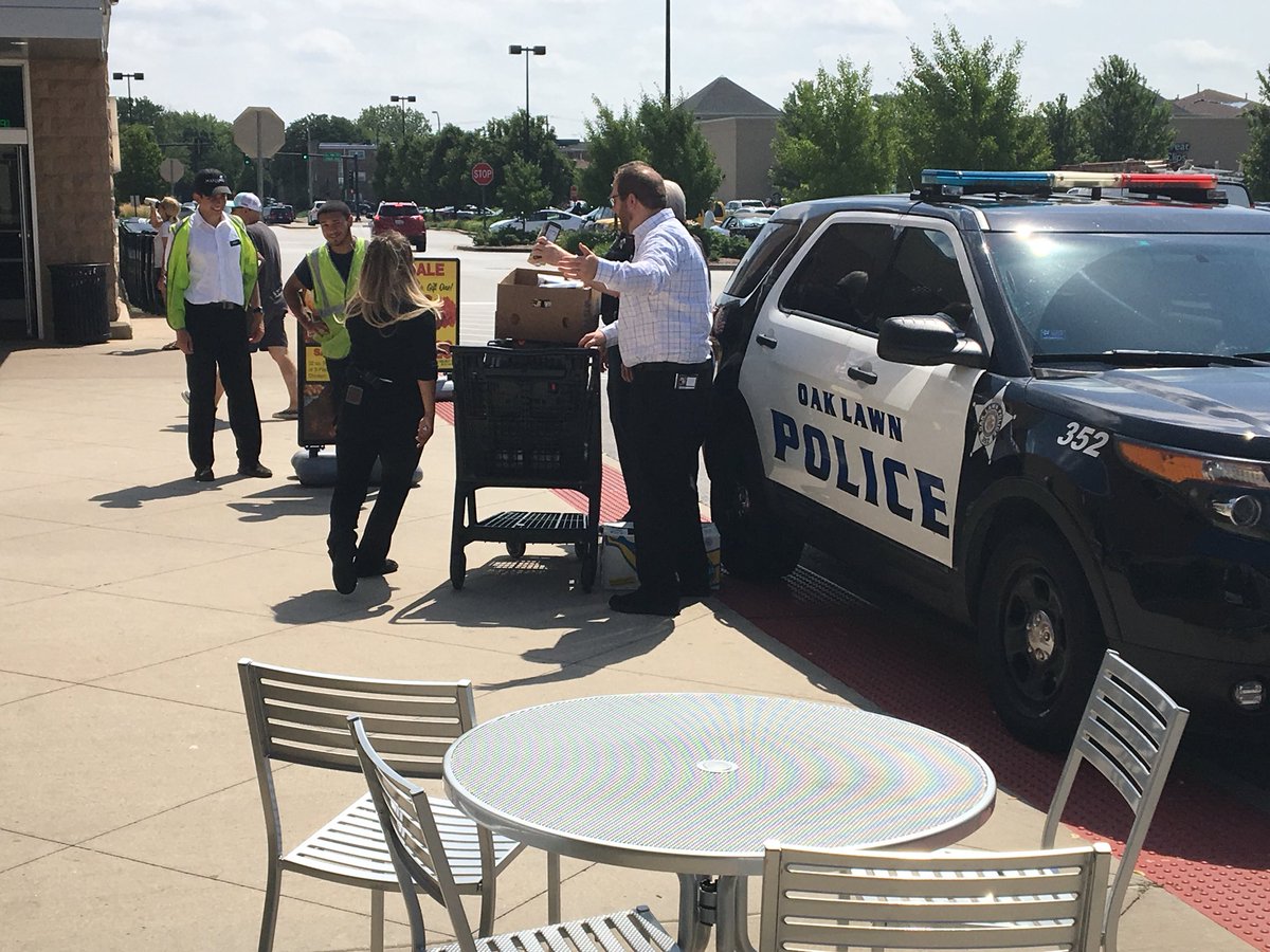 OakLawnPD's tweet photo. OLPD was out helping the community this Saturday morning. Ofc. Doornbos and Det. Cronin transported donated goods from Mariano’s to Operation Blessing of Southwest Chicagoland in Alsip! This was part of their Stuff the Squad campaign #olpd #stuffthesquad #MarianosOL #OPBlessing https://t.co/L0ALjNI7Dm
