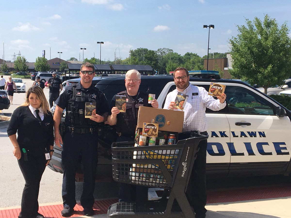 OakLawnPD's tweet photo. OLPD was out helping the community this Saturday morning. Ofc. Doornbos and Det. Cronin transported donated goods from Mariano’s to Operation Blessing of Southwest Chicagoland in Alsip! This was part of their Stuff the Squad campaign #olpd #stuffthesquad #MarianosOL #OPBlessing https://t.co/L0ALjNI7Dm