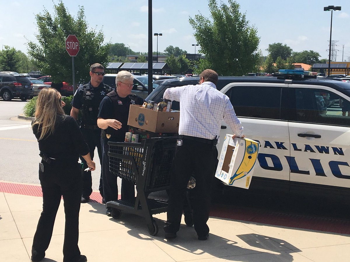 OakLawnPD's tweet photo. OLPD was out helping the community this Saturday morning. Ofc. Doornbos and Det. Cronin transported donated goods from Mariano’s to Operation Blessing of Southwest Chicagoland in Alsip! This was part of their Stuff the Squad campaign #olpd #stuffthesquad #MarianosOL #OPBlessing https://t.co/L0ALjNI7Dm