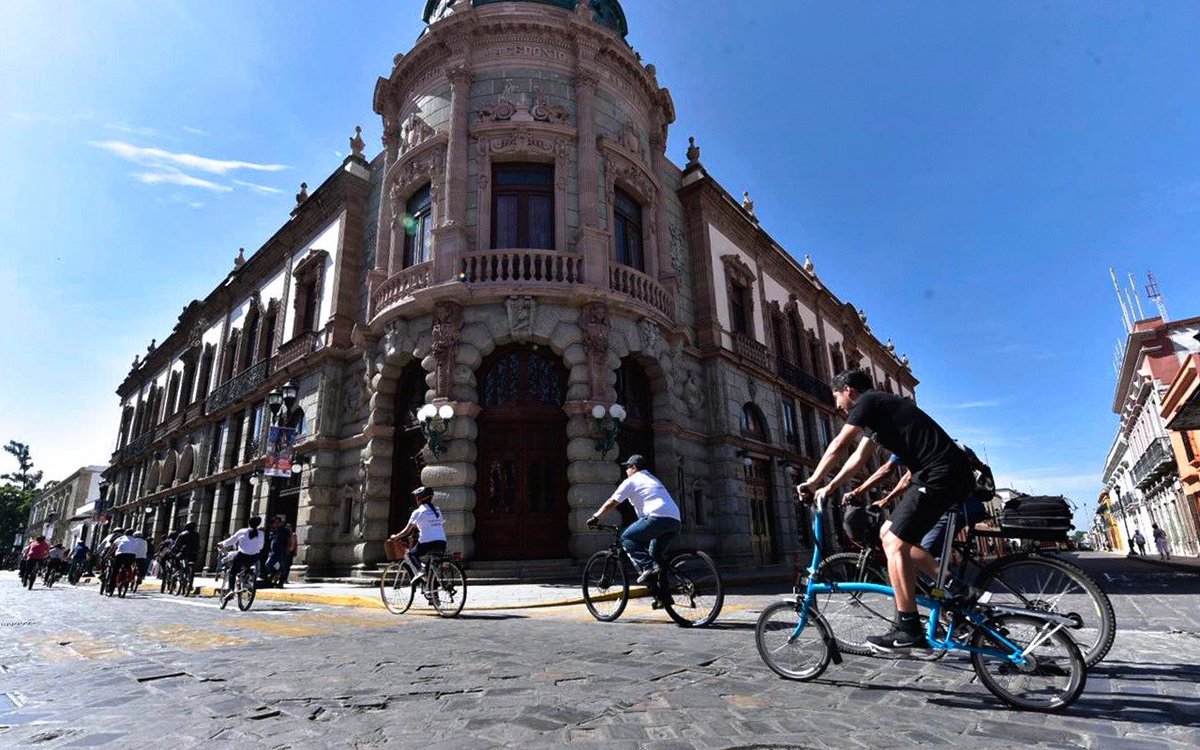 nassarmariana's tweet photo. En el Gobierno de @alejandromurat trabajamos por una movilidad sustentable, junto a asociaciones civiles, inauguramos la Ciclovía #FeriaGuelaguetza con una rodada del Centro Histórico al #CCCO. Tú también conócela y durante la #Guelaguetza2019 disfruta de #Oaxaca en bici. https://t.co/8iMzAVVYh5