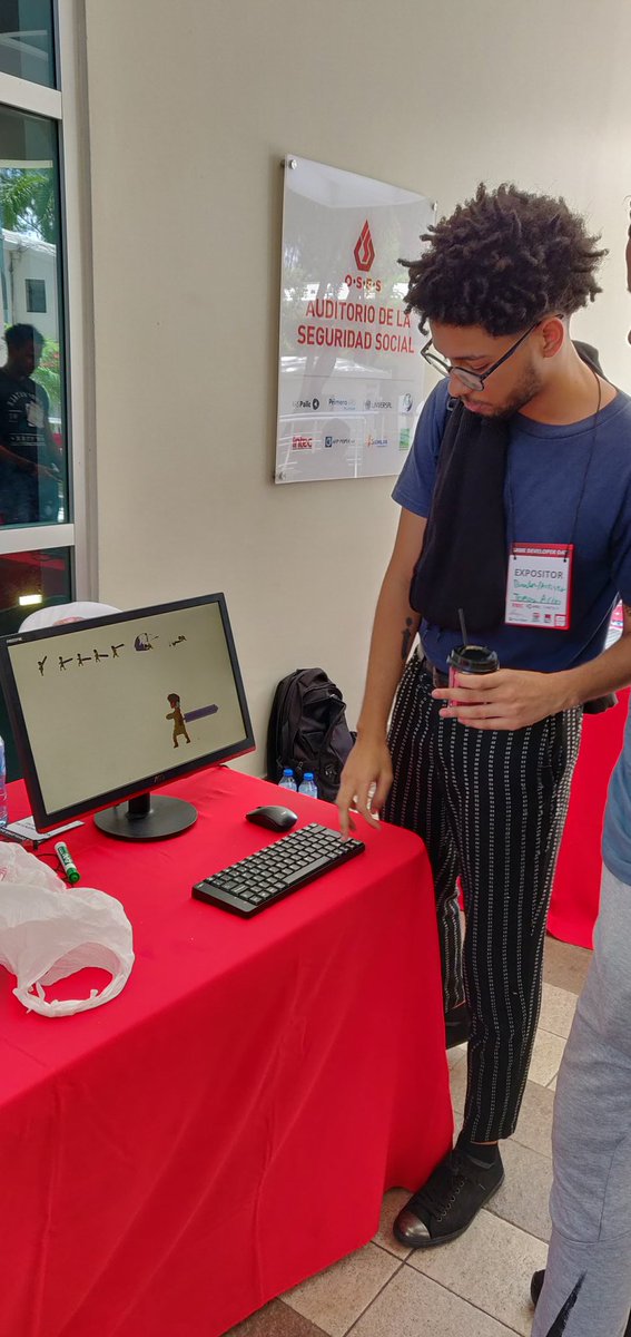 eatskolnikov's tweet photo. Tomás Arias enseñando Álora: The secret dream catcher en el #GameDeveloperDay https://t.co/QteEhvn7KP