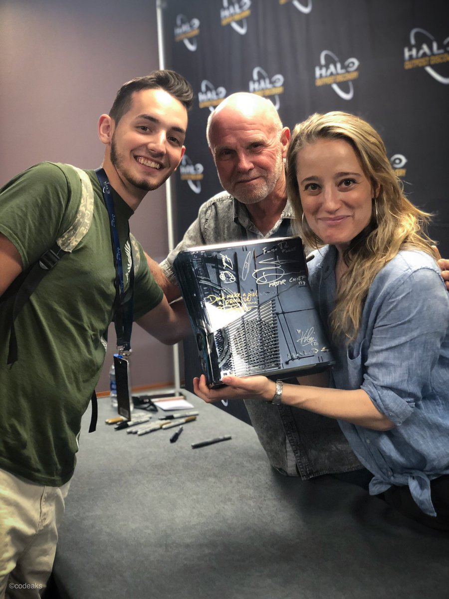 codeaks's tweet image. Can’t believe I got to meet the voices behind my favorite game ever 😱😱😱 #HaloOutpost Thank you for the autographs!!!