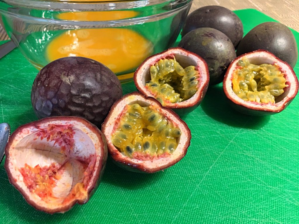 clubfoody1's tweet photo. PASSION FRUIT • HOW to PREP - This is such a delicious tropical fruit to enjoy in desserts, beverages, etc.  @FamRecipeRoots @RecipePubs @Fooddotcom @dineatme @FoodTV #500pxrtg 
VIDEO https://t.co/31XSGMSRkB #kitchentrick
CFYouTube >
https://t.co/fIAvIQ5n7Y https://t.co/8SY44k0gxs