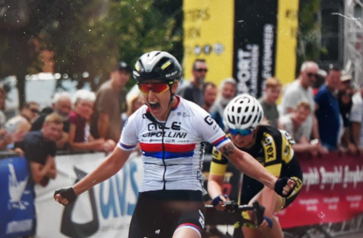 carbike86's tweet photo. OMG no se imaginan cómo me ha tratado Bélgica y Holanda estos días de #Beneladiestour 🤕
Pero.... esta chica hoy gano la etapa y va 2da en la general y eso sana cualquier herida
@JekaaEric @CipolliniTeam https://t.co/U2ZhjPiqfk