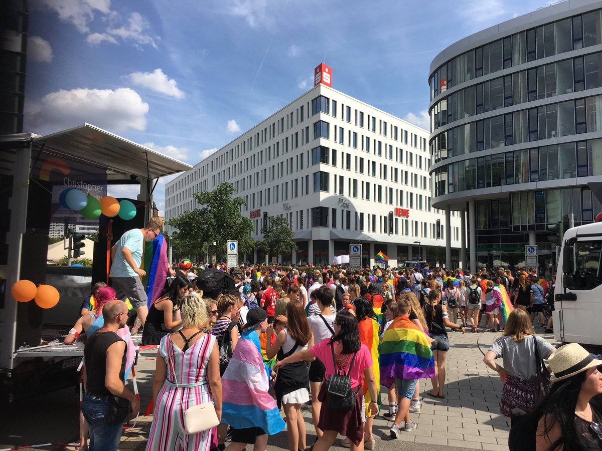 #CSD #Chemnitz - noch nicht ganz so groß wie die #NewYorkPride - aber es wächst von Jahr zu Jahr ;)