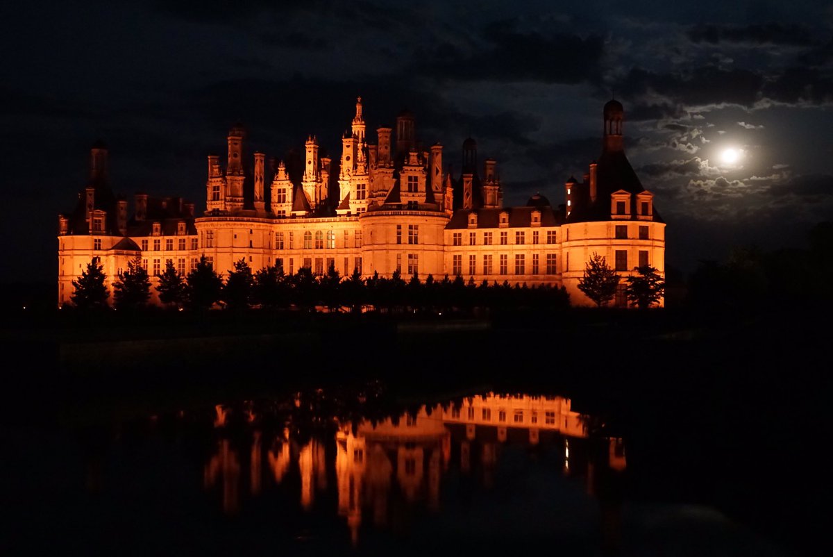 munozdormoy's tweet photo. 20 juillet 2019. En hommage à #Apollo50th @NASA la belle lumière de la lune au dessus du @domainechambord https://t.co/9rHZH7iMQW
