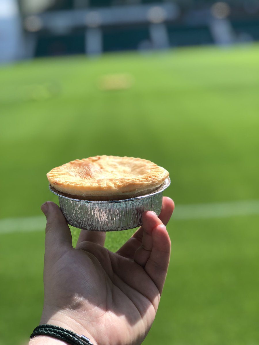 cammieallan's tweet image. First #piereview from Easter Road and @HibernianFC of the season. Chicken Curry. Famously inconsistent in past years, but virtually faultless today. Flaky pastry on top and a generous filling. Giving it a 7.5- enjoyable pie but still a way to go before it’s a SPFL classic.
