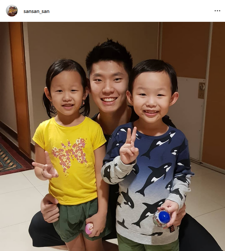 Daripada larut dalam kekalahan, lebih baik menghibur diri bersama adik-adik tercinta ❤