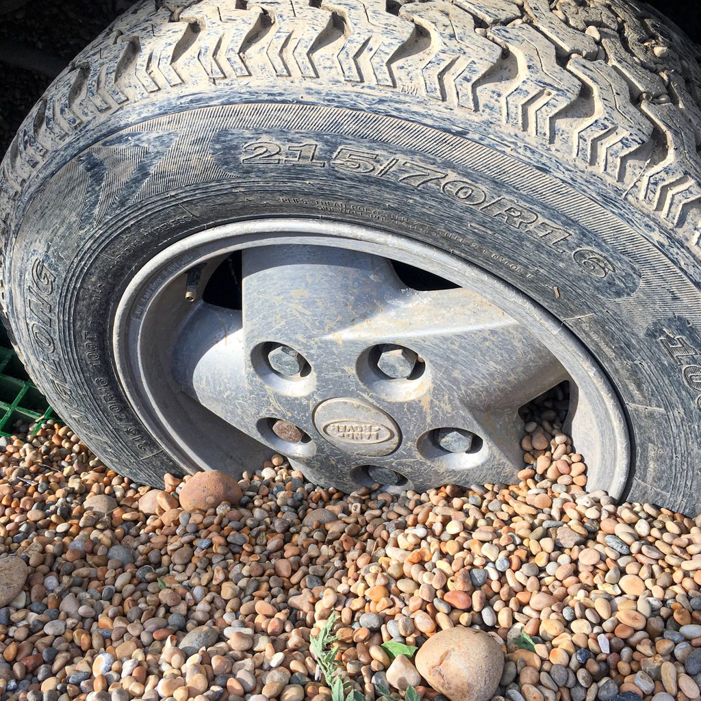 garage90uk's tweet photo. Pro tip. If you are going to get stuck on Chisel beach in Dorset make sure you stop with the valve at the top to air down after it is already too late 😆

#dorset #greenlaning #discovery #landrover #4x4offroad #overland #coast #coastline
#BurtonRoad #chisel #chiselbeach #stuck https://t.co/8z6M0Otkpe