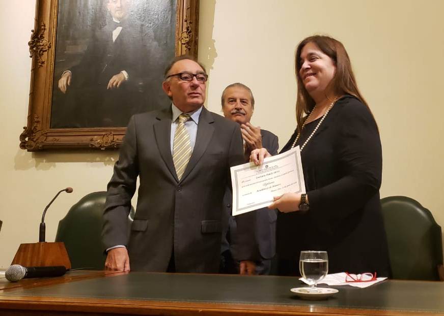 Paula Ortiz, nueva académica de número de la Academia Argentina de Artes y Ciencias de la Comunicación.
La Directora de la Escuela de Lenguas Modernas recibió su diploma en la sesión pública celebrada el jueves 18/7, en el museo Mitre. Ocupa el sitial Petrona Rosende de Sierra.