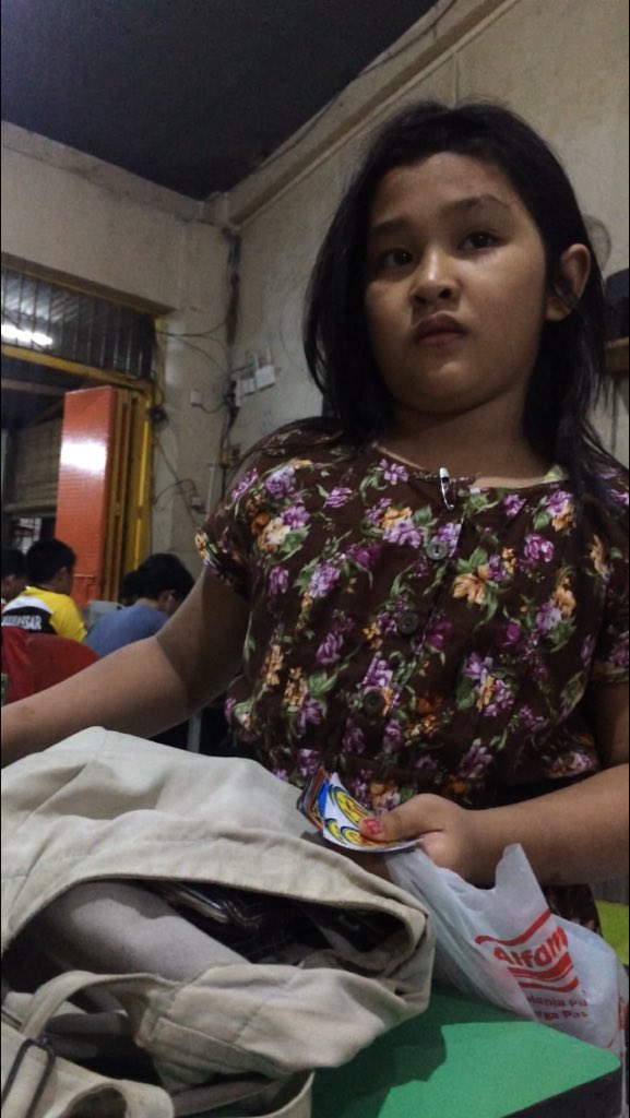 nath_skyy's tweet photo. Namanya Sabrina. 
Usianya sekitar 8 tahun. Ayahnya jualan cilok, sedang ibunya IRT. Bungsu dari 4 bersodara. 

Kakak laki2nya ada yg bekerja sbg supir bentor. 
Belum pernah skolah sama sekali. 
Keinginannya kuat buat bersekolah dgn menabung hasil jual sticker https://t.co/ejBt1MJUHC