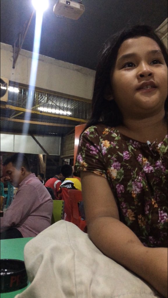 nath_skyy's tweet photo. Namanya Sabrina. 
Usianya sekitar 8 tahun. Ayahnya jualan cilok, sedang ibunya IRT. Bungsu dari 4 bersodara. 

Kakak laki2nya ada yg bekerja sbg supir bentor. 
Belum pernah skolah sama sekali. 
Keinginannya kuat buat bersekolah dgn menabung hasil jual sticker https://t.co/ejBt1MJUHC