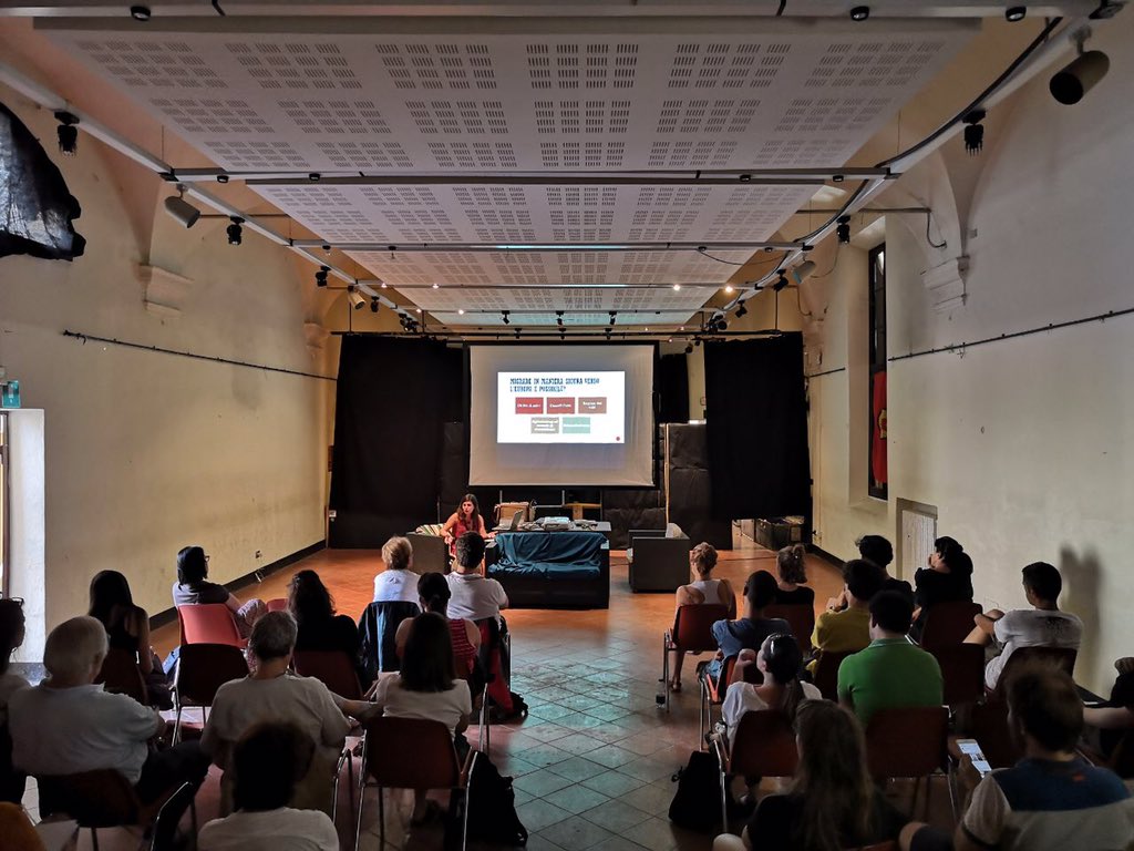 YaBastaBologna's tweet photo. In corso la formazione del team di psicologi per #mediterranea Un mare nella mente, organizzata dal laboratorio salute popolare di #Làbas. Qui il programma completo https://t.co/AKe4d2F1gS https://t.co/OCCR4PoEna