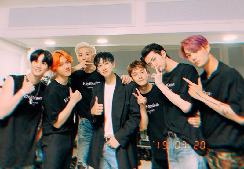 SMTOWNGLOBAL's tweet photo. [📸 #EUNHYUK &amp; #EXO]
#EXOPLANET #5 - #EXplOration DAY 2
#엑소 멤버들을 응원하러 온 
#SUPERJUNIOR #은혁 과의 훈훈한 모습 포착!
여러분! 내일 오후 4시에도
EXO PLANET#5-EXplOration
항상 #SMTOWN 사랑과 응원해 주셔서 감사합니다!!
_
@smtownglobal @weareoneEXO @AllRiseSilver @SJofficial https://t.co/Sss6gbfzNf
