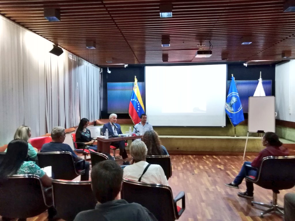 MinAgriculturaV's tweet photo. #20Jul | Ahora el Ministro para la Agricultura Productiva y Tierras @wcastroPSUV participa en la Conferencia: La Agricultura y el Desarrollo Nacional, junto a integrantes del Postdoctorado en Desarrollo Estratégico de la Nación de la @ubv en Caracas. https://t.co/3ZD06ZRPOQ