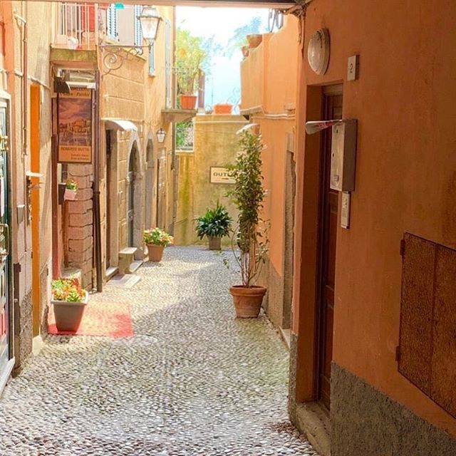talaalamuddin's tweet photo. Walkway into the weekendโ๏ธ๐ฎ๐น๐ถ๐ฝโโ๏ธ#cobblestonecouture #lovelakelife #TOTALLYcharming #lakecomo #ourlake #hillsidehellos #comocolour #TALAtravels #Italy #Bellagio #TOTALLYenamoured #TALA #TotallyTALA #getinspired #riserockrepeat https://t.co/ueUh3XupSZ https://t.co/qQYi5M458G