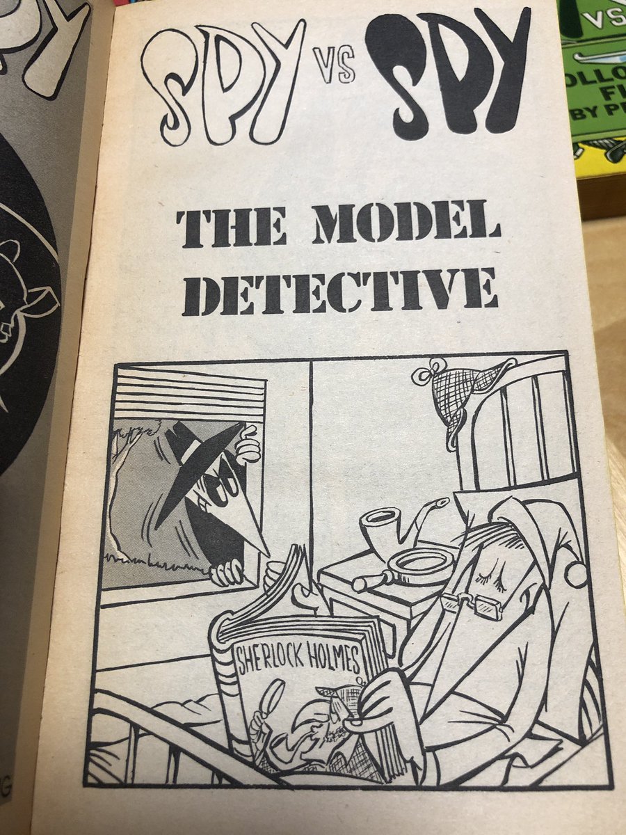 祖父の家整理で出てきたすごい古いアメコミ「spy vs spy」
MADマガジンで連載してたblack spyとwhite spyの戦いを描いたサイレントマンガ。
祖父の家にあった唯一子供が読める本だったから私も何回も読んだ。black spy派だった。懐かしい 