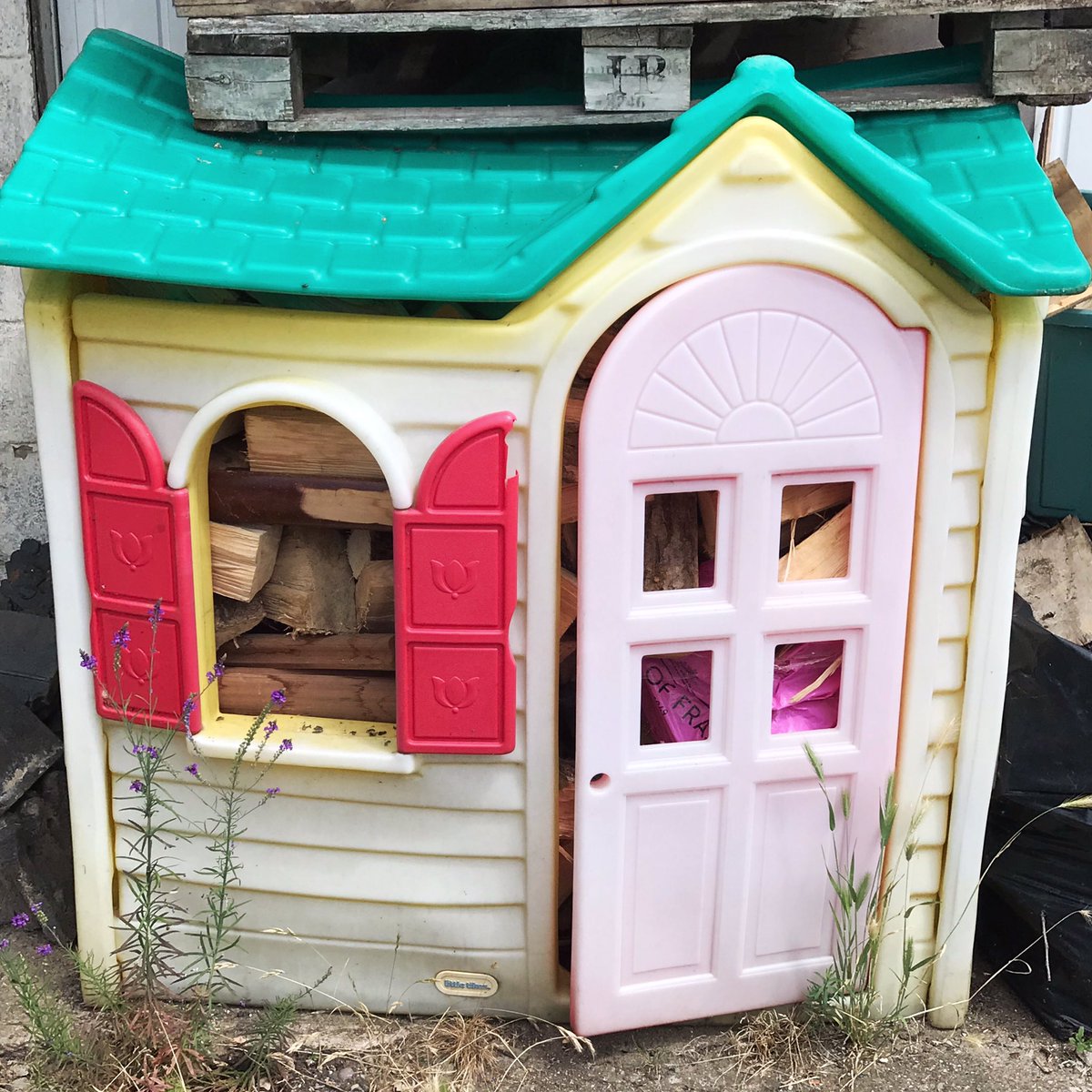 Chiddeqel's tweet photo. It’s like the old saying goes “people who live in plastic houses, turn into lots of wood” https://t.co/JIHHLwE2HV
