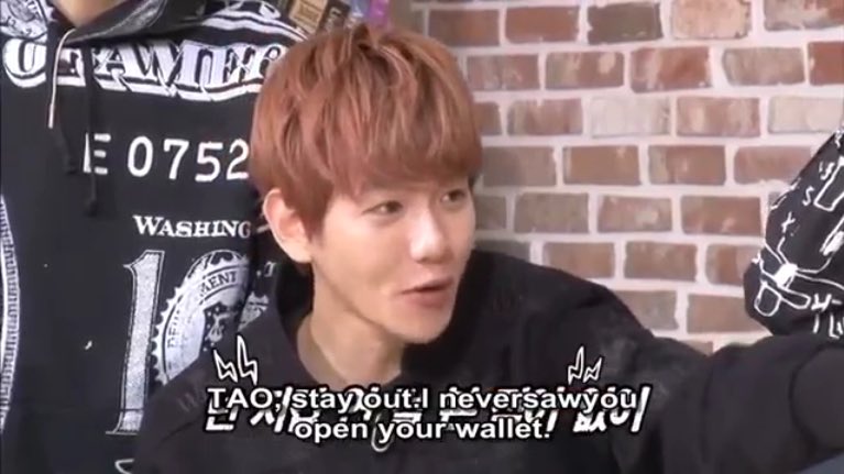 PainkillerExo's tweet photo. Question: who buys good food for the members?
Tao: did i? Or didn't i?
Baekhyun: tao, stay out. I never saw you open your wallet.
Tao: ...

#OT12 #EXO @weareoneEXO https://t.co/wciVxNdSJd