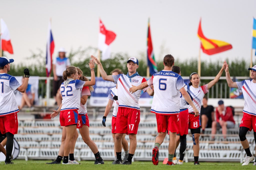 HEY, HEY, USA! If you’re not watching the @wfdfwu24uc mixed final between <a href="/USAUltimateU24/">USA Ultimate U24</a> &amp; Japan, you are 💯% missing out. Tune in here: ultiworld.com/live/. #USAUltimate #PullForUS