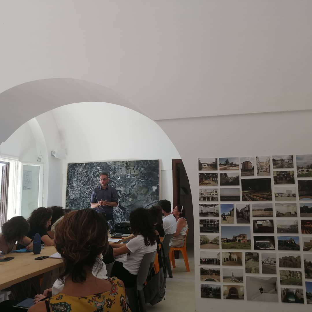 GommalaccaT's tweet photo. #LNDI - Isola degli Incontri
Siamo all'#ODS di #Matera per "Diario di bordo", il Laboratorio di visione e scrittura critica condotto da @andreapox di #TeC - @TeatroeCritica 📖🎭
@Matera2019
#LaNavedegliIncanti
#AWARE #ISDI
#Matera2019 #CoMatera #OpenFuture
#ilviaggiodiSofia https://t.co/sQ8LyyiBOz