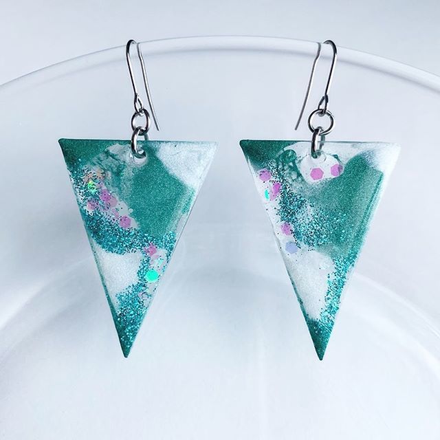 JackCraftFair's tweet photo. Meet Christine &amp; Co. Design. She offers a wide selection of earrings, pins, pendants and rings made from jewelry resin. Each piece catches the eye with its signature use of glitter, alcohol inks and pigments! Follow for more: @christineandcodesign https://t.co/SnSTif1K9e