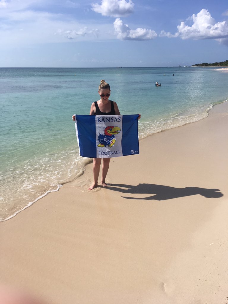ColoradoJayhawk's tweet photo. @KUnews When you pack your KU flag for your wedding in Cozumel, so you can get this picture! https://t.co/XlMyl7WIew