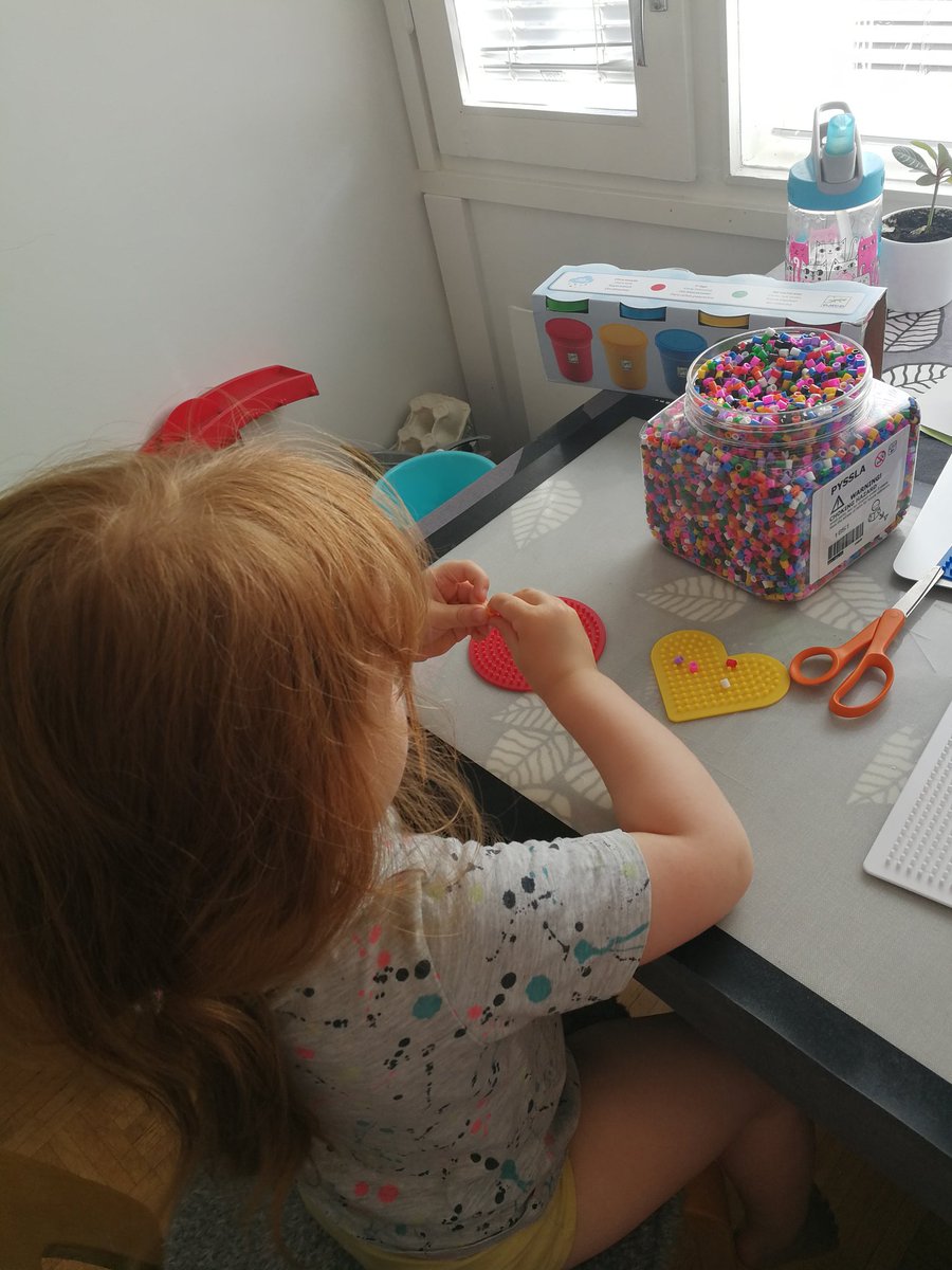 janinamariana's tweet photo. Ylitin itseni, askartelin lapsen kanssa ja tein elämäni ensimmäisen hamahelmityön! #RyhmäHau #Samppa https://t.co/qQTsiSvy0v