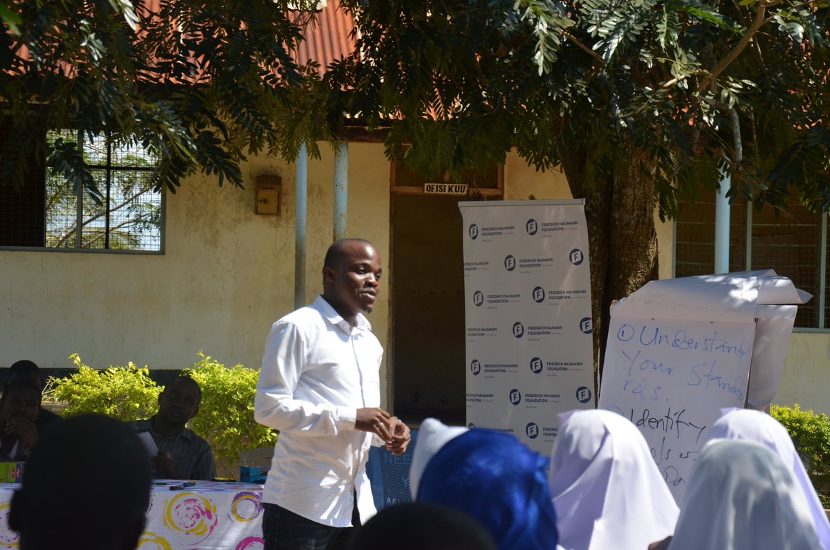 TYVAvijana's tweet photo. Ndugu @GIVENALITY
Akitoa historia ya maisha yake changamoto na mafanikio mpaka kufikia hapo alipo leo kama sehemu ya kuwahamasisha vijana wa Masaki Sekondari
#HakiZaBinti
#IAFALUMNI https://t.co/f0uWkkxU3O