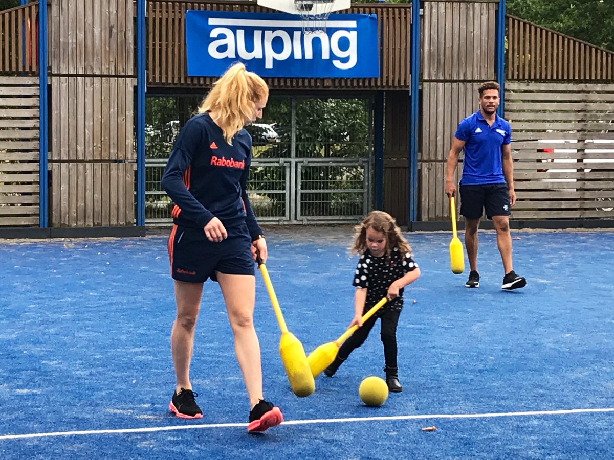inestultjens's tweet image. Mooie Auping Hockey Challenge met @MargotvanGeffen op @hofvansaksen. Zonder rust presteer je niks, dat wordt wel duidelijk met zo’n gekke ‘slaapbril’ die het effect van te weinig slaap simuleert. Gelukkig hier op het park overal fijne @AupingNL bedden.  #auping #sponsorvanderust