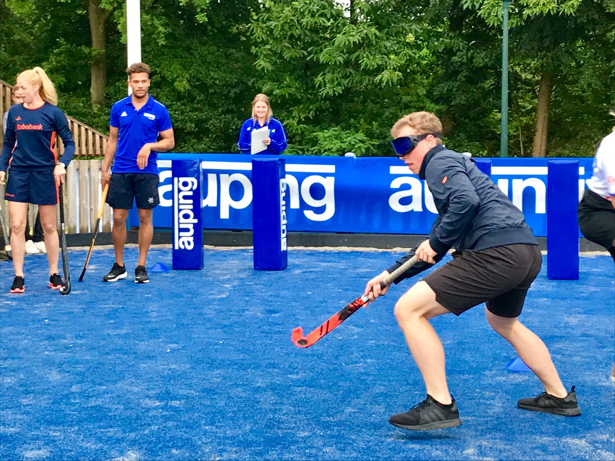 inestultjens's tweet image. Mooie Auping Hockey Challenge met @MargotvanGeffen op @hofvansaksen. Zonder rust presteer je niks, dat wordt wel duidelijk met zo’n gekke ‘slaapbril’ die het effect van te weinig slaap simuleert. Gelukkig hier op het park overal fijne @AupingNL bedden.  #auping #sponsorvanderust