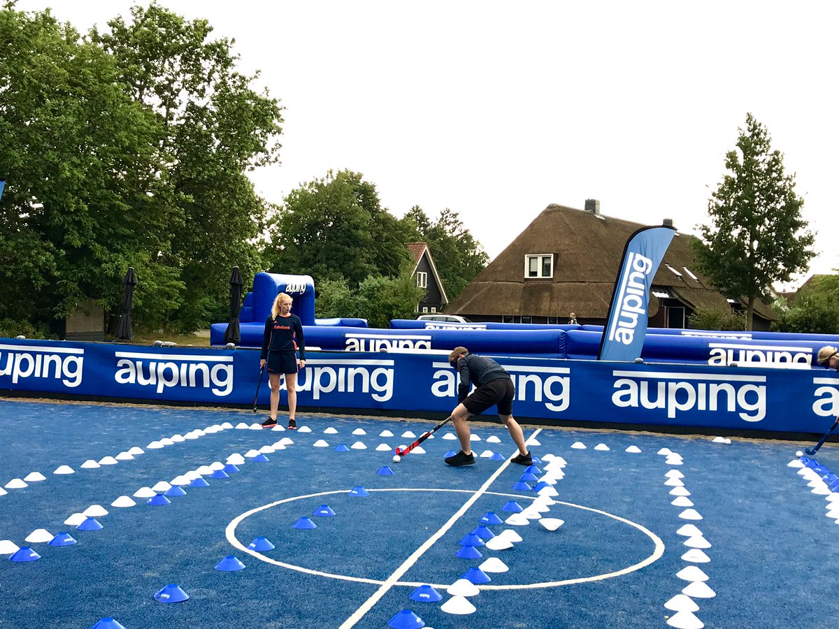 inestultjens's tweet image. Mooie Auping Hockey Challenge met @MargotvanGeffen op @hofvansaksen. Zonder rust presteer je niks, dat wordt wel duidelijk met zo’n gekke ‘slaapbril’ die het effect van te weinig slaap simuleert. Gelukkig hier op het park overal fijne @AupingNL bedden.  #auping #sponsorvanderust