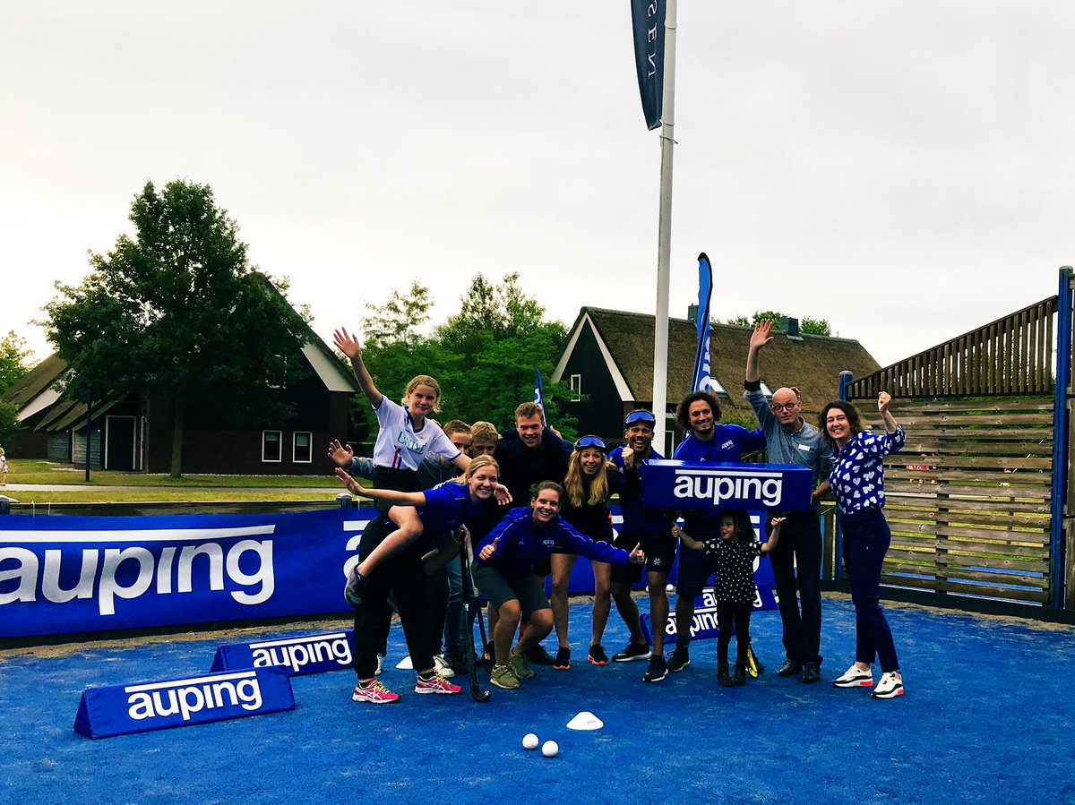 inestultjens's tweet image. Mooie Auping Hockey Challenge met @MargotvanGeffen op @hofvansaksen. Zonder rust presteer je niks, dat wordt wel duidelijk met zo’n gekke ‘slaapbril’ die het effect van te weinig slaap simuleert. Gelukkig hier op het park overal fijne @AupingNL bedden.  #auping #sponsorvanderust